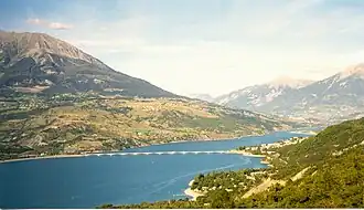 Blick auf eine Brücke über den Lac de Serre-Ponçon, Teil der Radstrecke