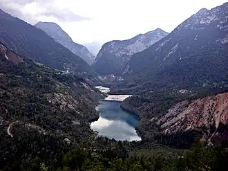 Der Lago di Vajont mit Erto (links)