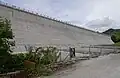 Die Staumauer des Sees