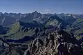 Blick vom Rauhhorn nach Südwesten. Über dem Schrecksee der Lahnerkopf. Der höchste Felsberg etwa in Bildmitte ist der Hochvogel.