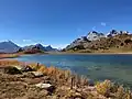Blick nach Südwesten (v.&nbsp;l.&nbsp;n.&nbsp;r. Pizzo Tambo, Guggernüll, Einshorn, Teurihorn, Steilerhorn, Alperschällihorn)