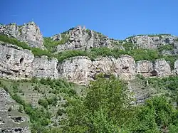 Die Felsen in der Nähe des Bahnhofs Lakatnik sind ein beliebtes Ausflugsziel für Touristen und Bergsteiger