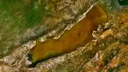 Der Eyasisee, rechts oben der Krater des Oldeani
