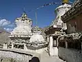 Stupas und Gebetsmühlen