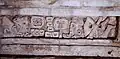 Mixtekische Schriftzeichen in Stuck auf einem Grabeingang in Lambityecto, Oaxaca