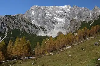 Lausköpfe, Südflanke des Lamkopfs (links der Mitte), Hoher Kopf, Kematstein, Teufelshörner, Grandlspitz (v. l. n. r.)