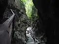 Blick aus der dunklen Klamm auf den weiteren Schluchtverlauf