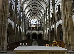 Blick vom Altarraum zur Orgelempore