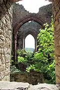 Bild 8: Blick in die Kapelle der Unterburg mit den hohen gotischen Chorbögen und dem im Hintergrund erkennbaren Ansatz des Kreuzrippengewölbes
