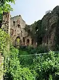 Bild 10: Innenansicht der nordöstlichen Schmalseite mit zwei Kaminen und Durchgang zur Kapelle, und der östlichen, leicht gebogenen Traufseite des Palas der Unterburg