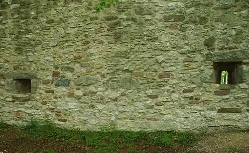 Schießscharten im noch stehenden Teil der Ringmauer