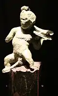 Vekrüppelter Fischverkäufer mit großem Phallus.