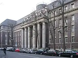 Ehemaliges Gerichtsgebäude, Portikus
