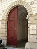 Landhausgasse 2, Rundbogenportal mit Holztor