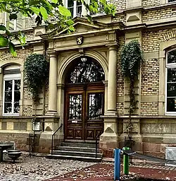 Eingangsportal Landhausschule, Landhausstraße 20/Ecke Blumenstraße (Aufn. 2023)