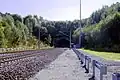 Das Nordportal mit Ausläufern des Rettungsplatzes (rechts)