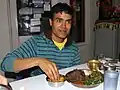 Guide demonstriert traditionelles Essen