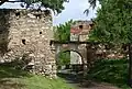 Eingangsbereich mit erstem, im Hintergrund zweitem Tor