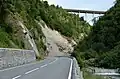 Die abgesperrte Straße zwei Wochen nach dem Felssturz (2017)