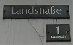 Altes Straßenschild mit Hausnummer