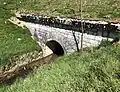Bachdurchlass bei Winistorf mit Pegel bei tiefem Wasserstand