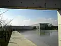 Blick durch die Eingangsmauer