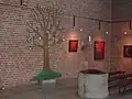 Taufbereich hinter dem Altar; links „Taufbaum“ und rechts Taufbecken