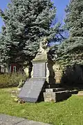 Kriegerdenkmal vor der Kirche