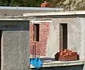 Langlochziegelwand zwischen gegossenen Betonpfeilern