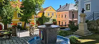 Blick in das Ortszentrum von Langschlag mit Brunnen und Kaiserbüste von 1991, im Hintergrund das Gemeindeamt, links der Wurzelhof