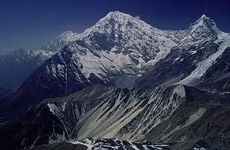 mittig Langtang Lirung, rechts Kimshung