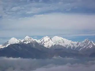 Blick von Osten: von links Pabil, Salasungo, Ganesh V (in der Bildmitte im Vordergrund), rechts dahinter Yangra Kangri