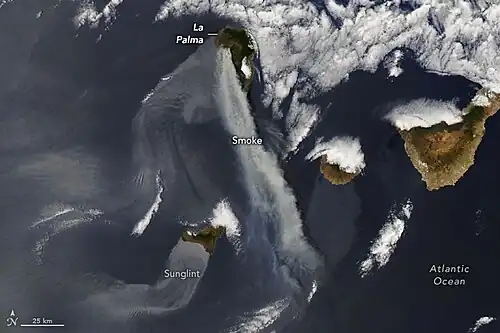 NASA-Aufnahme der Rauchfahne des Waldbrandes auf La Palma vom 15. Juli 2023.[74]