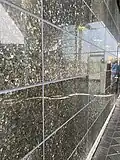 Während die physische Textur der Larvikit-Wandfliesen hochglanz-poliert ist, zeigt die visuelle Textur die körnige Struktur des Granit-ähnlichen Gesteins.