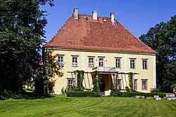 Gebäude von vorn in Farbe.