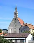 Die Westfassade mit dem sichtbaren romanischen Turm
