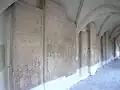 Der Westflügel des Bogenganges um die Kirche