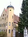 Zwei Putten mit den Fuggerlilien im Wappen zieren das Eingangsportal zum Schloss
