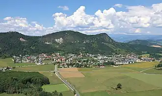 Blick über das Launsdorfer Becken zu Hasenkogel und Buchberg