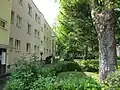 Zeilenbau eingebettet im Park, charakteristisch für Lauterborn