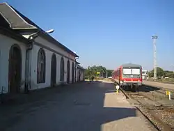 Triebwagen der DB-Baureihe 628 am Hausbahnsteig