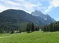 Lautersee (links) mit Kapelle Maria Königin und dem Wettersteingebirge im Hintergrund