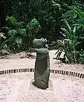 Himmelwärts blickender Affe