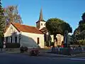 Kirche St-Martin mit dem Menir Pierre Chevriau