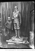 Samonow mit der Statue Großfürst Michael Nikolajewitschs (1914)[6]