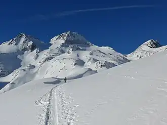 Gross Leckihorn von Nordosten, links davon das Chli Leckihorn, rechts das Stellibodenhorn