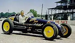 Lee Wallard nach seinem Sieg beim Indianapolis 500 1951