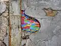 Kunst: Verbaute Legosteine, um Mauerwerk zu füllen