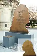 Leibniz-Denkmal in Hannover, unten rechts die Rückseite mit Darstellung des Binärsystems