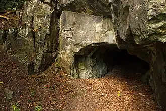 Eingang der Leichenhöhle auf einem kleinen Plateau im Felsen
